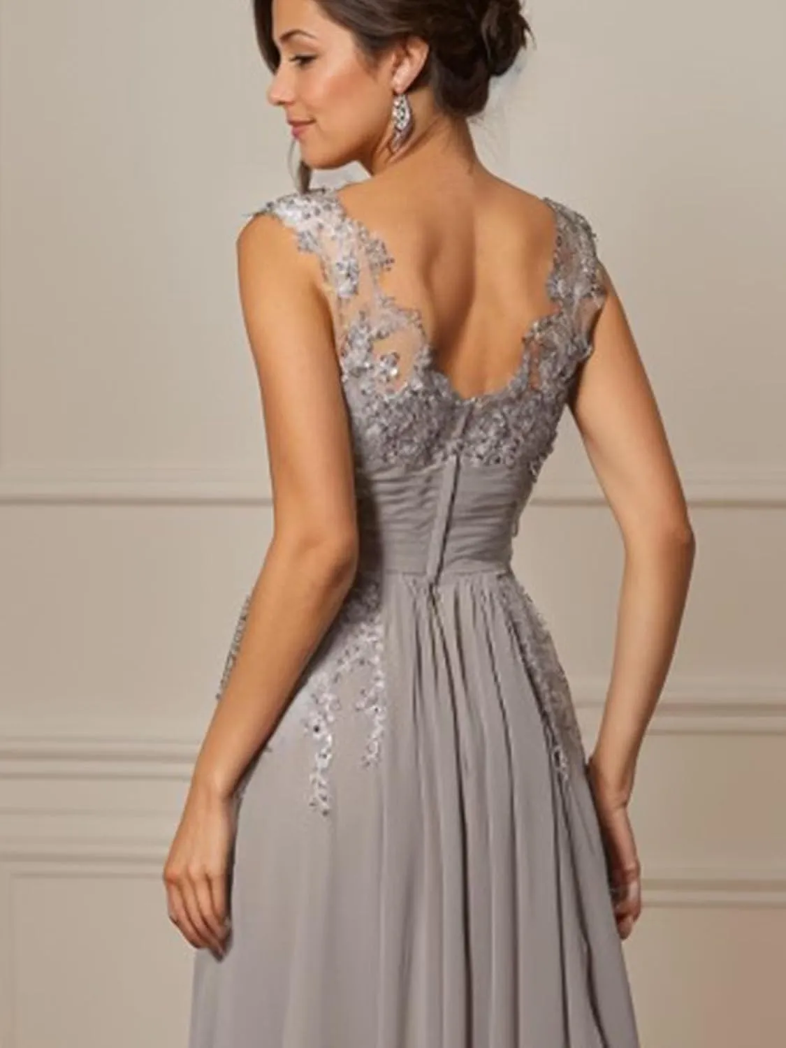 A-Line/Princess Elegant Mother of The Bride Dress Luxury Formal Evening Dress Chiffon Floor-Length Scoop Sleeveless