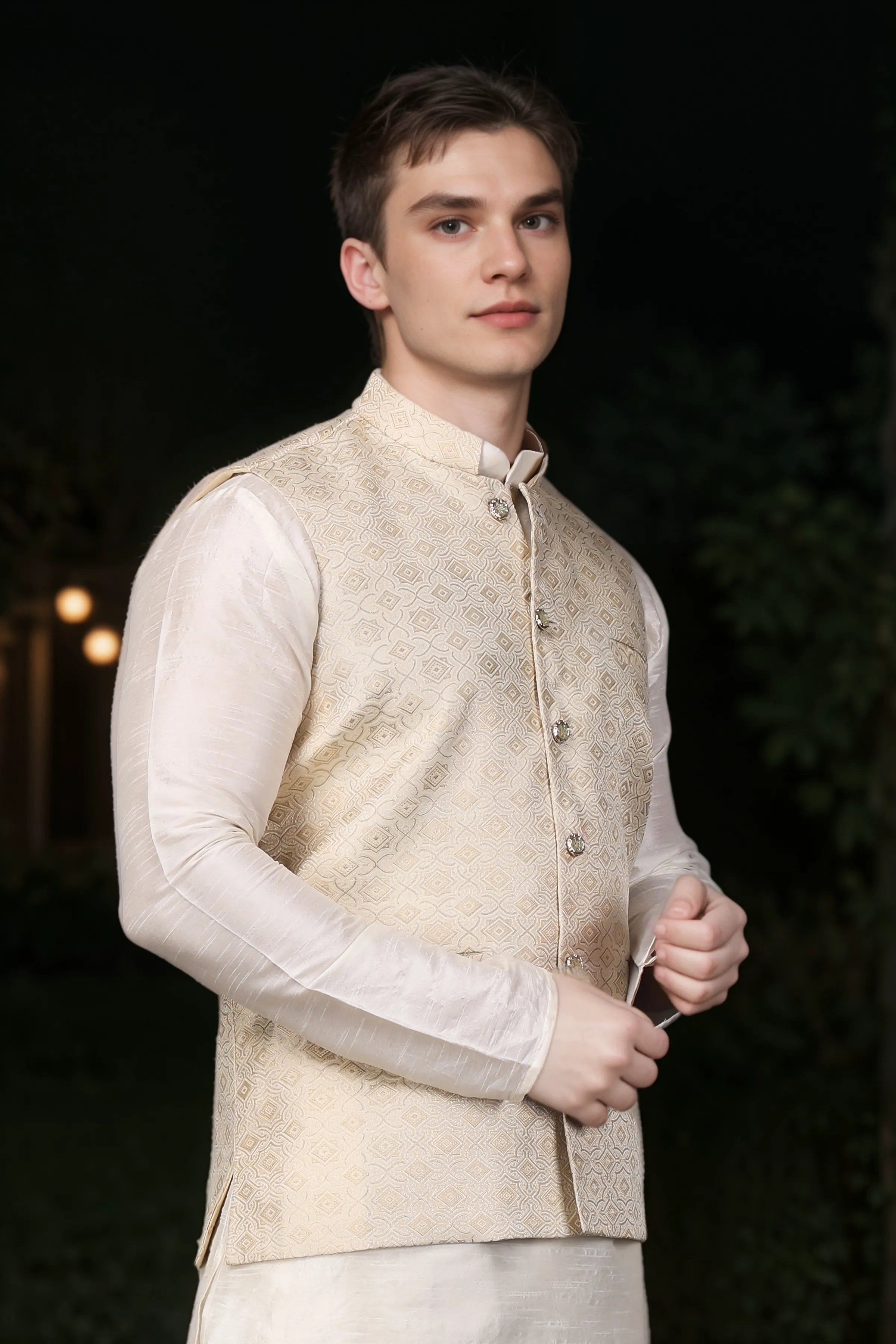 Ivory Elegance Brocade Vasket