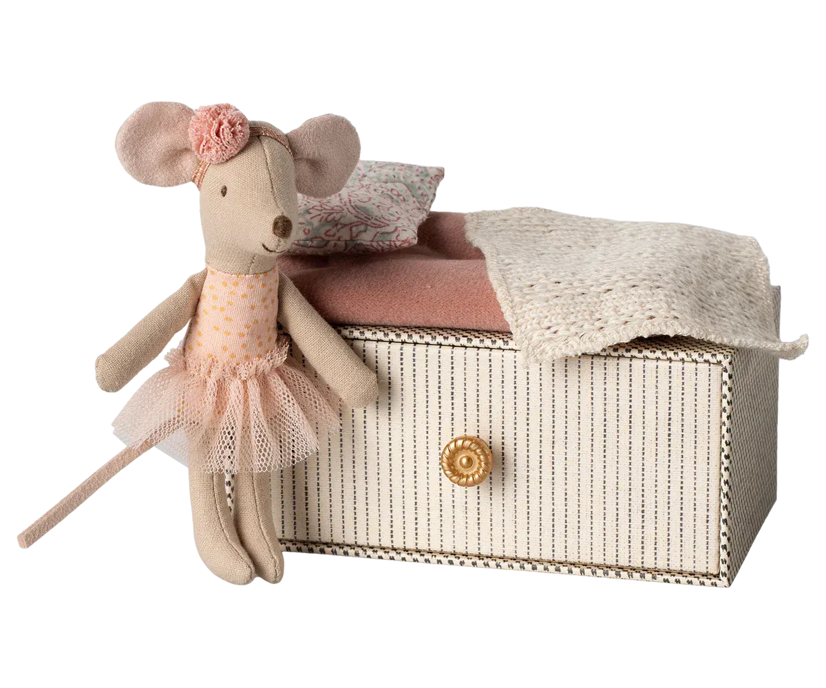 Little Sister Dancing Mouse in Daybed
