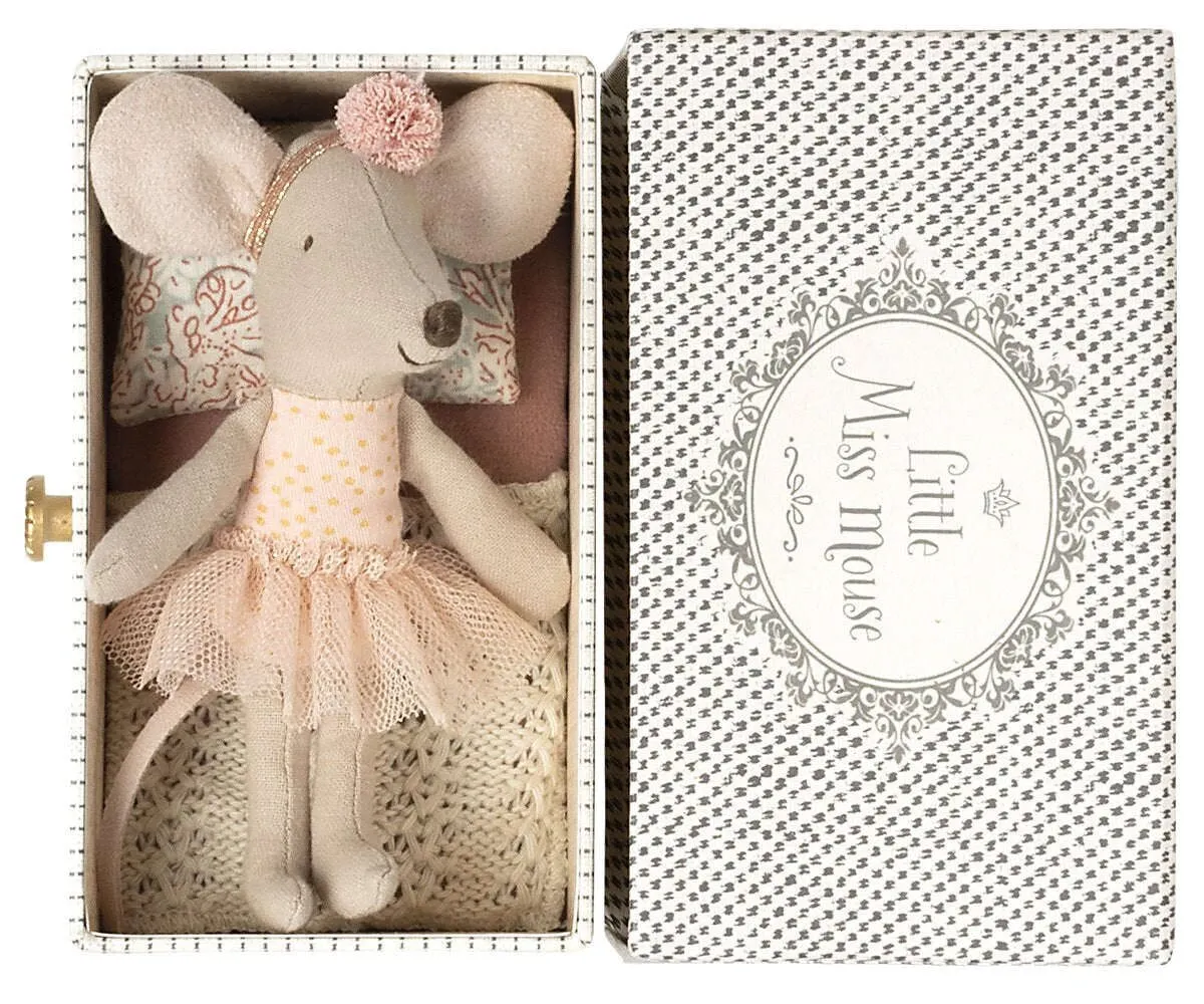Little Sister Dancing Mouse in Daybed