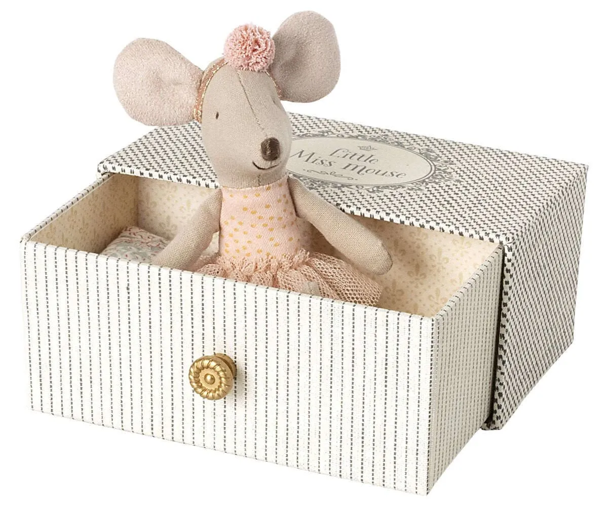 Little Sister Dancing Mouse in Daybed